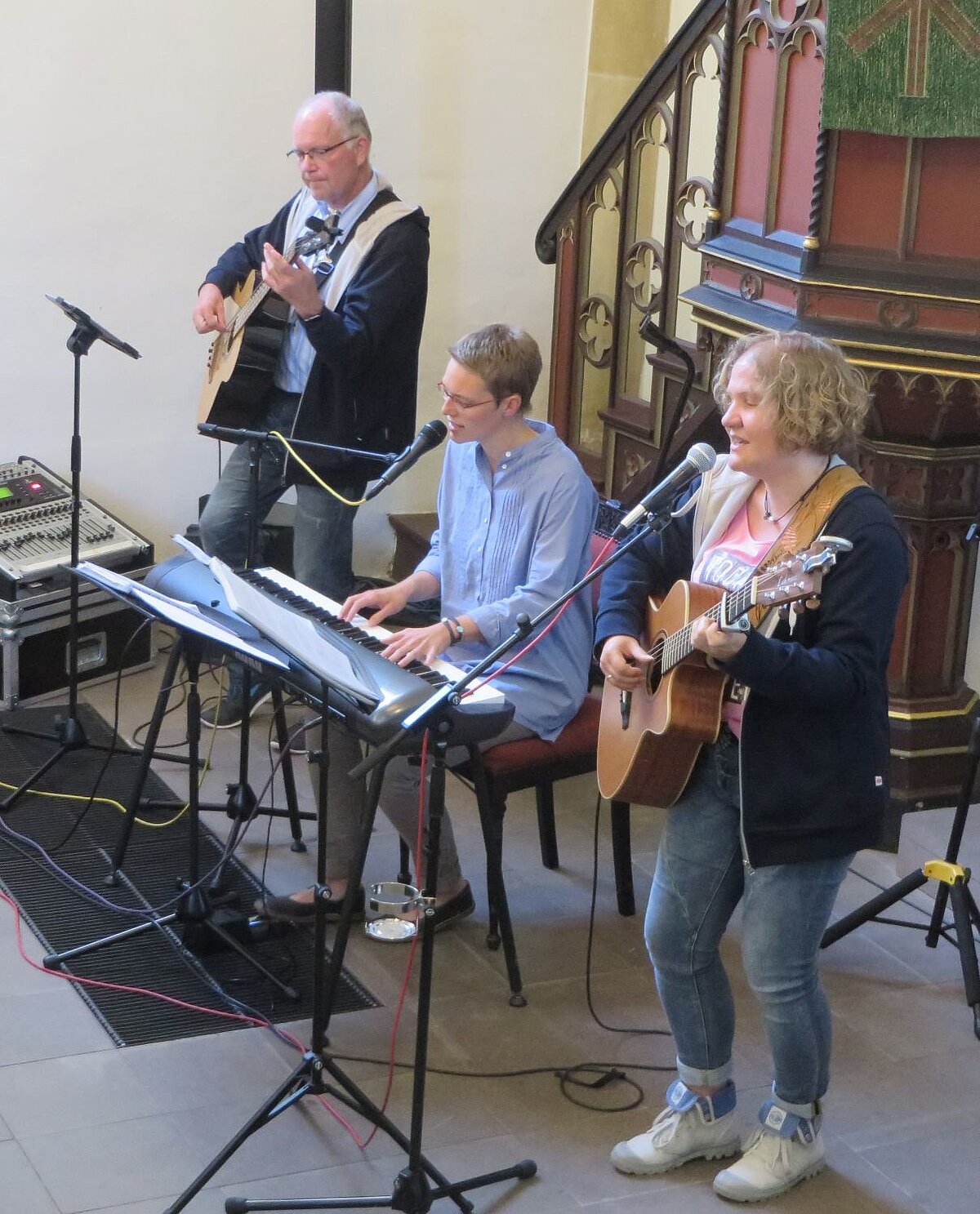 Bandmitglieder musizieren in der Kirche