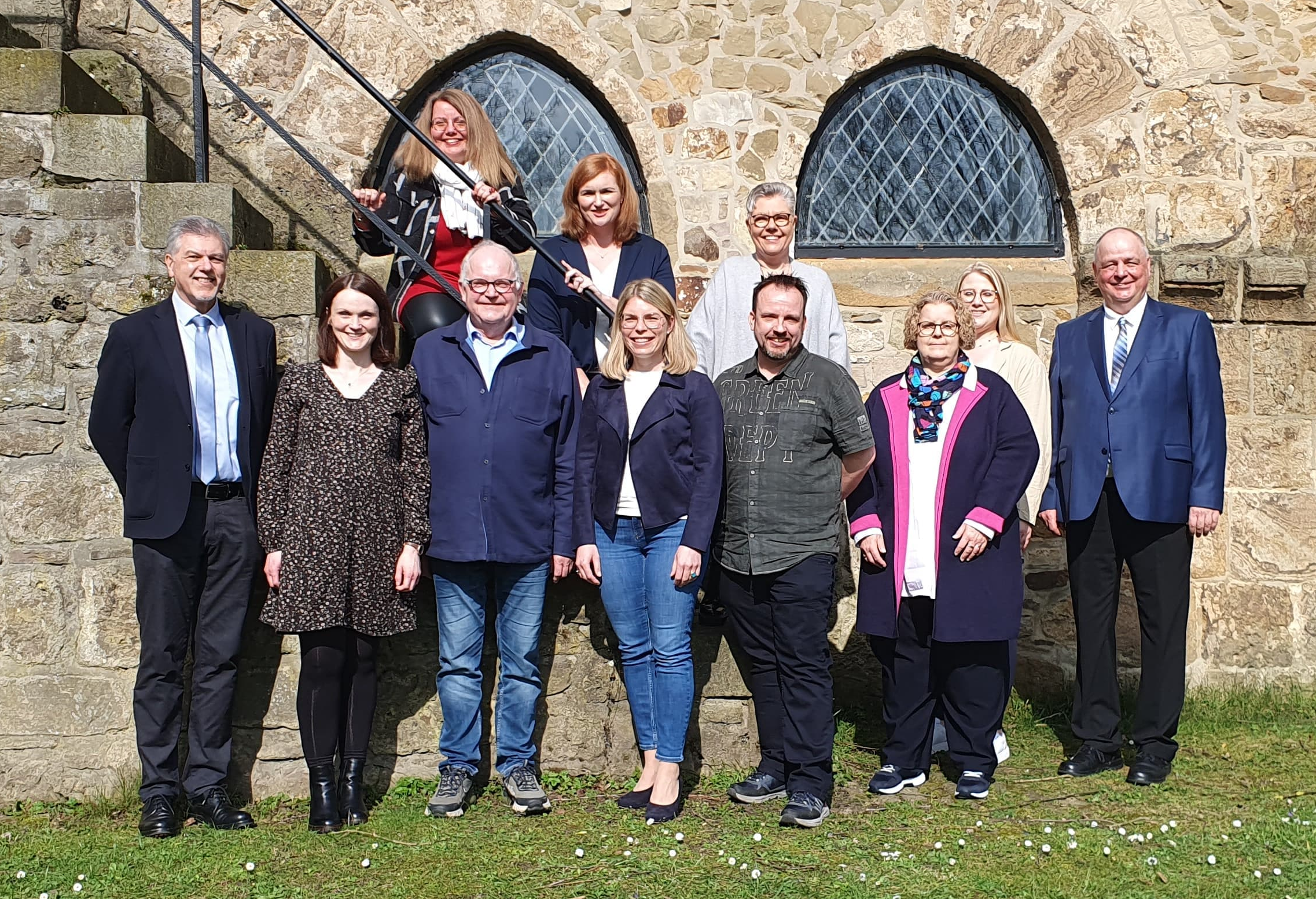 Presbyteriumsmitglieder am Turm hinter der Kirche 